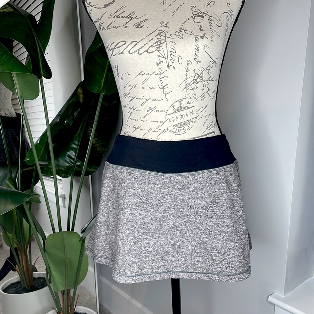 Lululemon Black and Grey Skirt lined with running shorts that have pockets